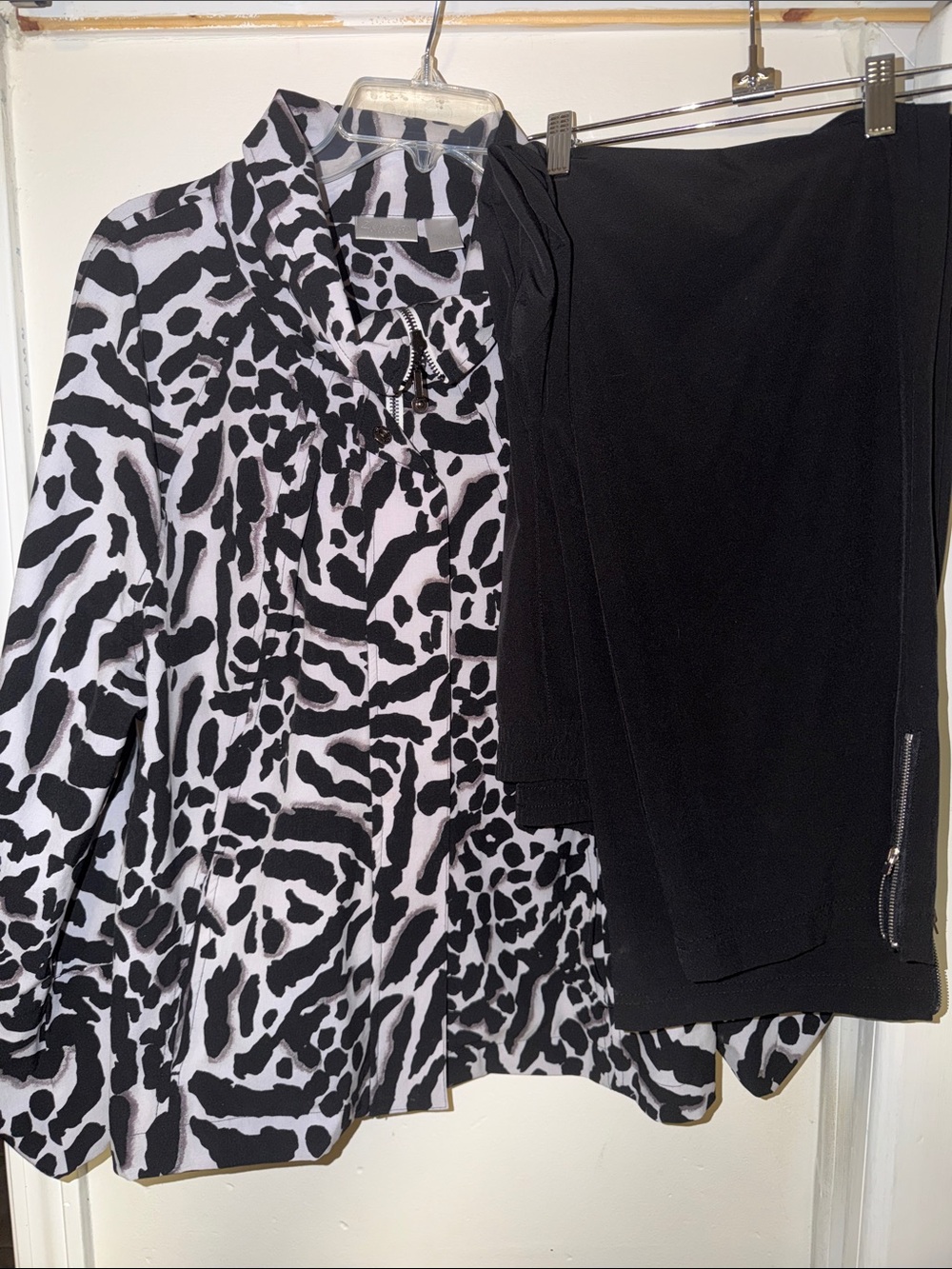 Chicos Zenergy 3 Black & White Animal Print Jacket Black Pants light weight